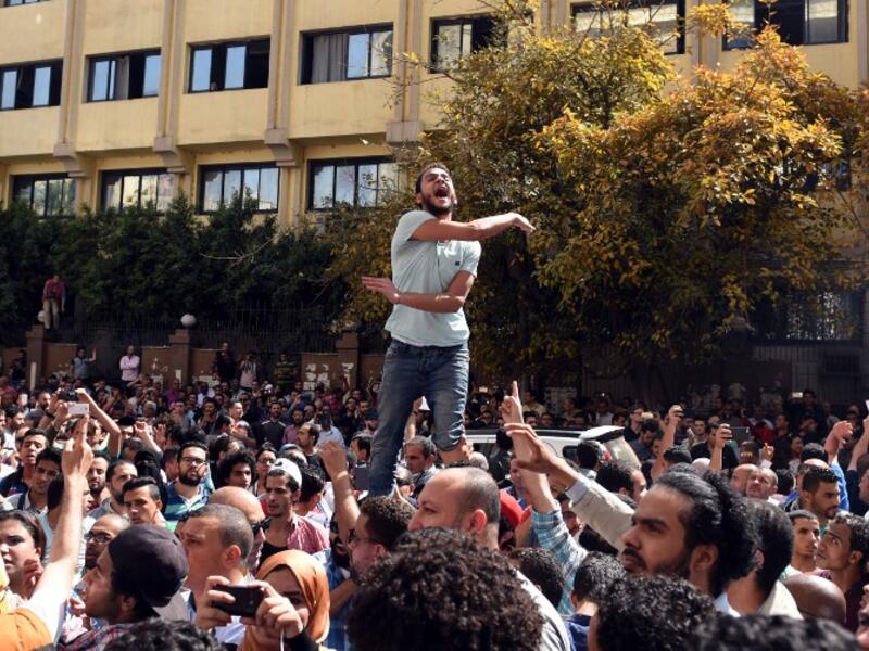 Egyptian protesters shout slogans during a demonstration against a controversial deal to hand two islands in the Red Sea to Saudi Arabia on April 15, 2016 outside the Journalists' Syndicate in central Cairo.
Egyptians gather outside the Journalists' Syndicate to protest giving two islands to Saudi Arabia. (AFP/Mohamed Al-Shahed)