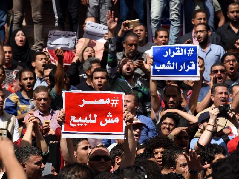 Egyptians rally outside Cairo's Press Syndicate, bearing signs saying "Egypt is not for Sale" (AFP / Mohamed el-Shahed)