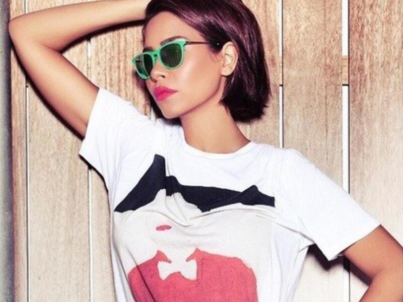 نشر المصور اللبناني شربل بو منصور صوراً جديدة للفنانة المصرية شيرين عبد الوهاب في أحدث جلسة تصوير لها. وظهرت بكامل أنوثتها في السروال الأحمر والسترة البيضاء وقد نالت هذه الصور إعجاب محبيها خصوصاً أنّها ظهرت بإطلالة شبابية.