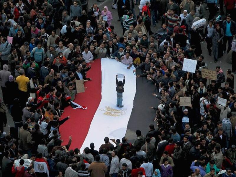 "انتو مين؟" في حديثه للشعب المصري قال السيسي: "اسمعوا كلامي أنا بس متسمعوش حد تاني، أنا لما هقابل ربنا يوم القيامة هقوله أنا خليت بالي منهم". وتابع: "انتو مين.. انتوا مين.. انتوا مين..  مفيش حد هيقدر يقرب من مصر"