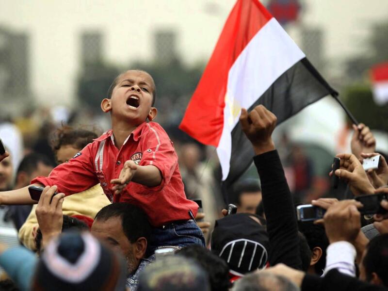 "كل اللى ميرضيش ربنا احنا معاه وبندعمه" في أول خطاب صريح للسيسي بعد عقب 3 يوليو، وقع السيسي في خطأ لا يغتفر على  الهواء أثناء كلمته خلال في مؤتمر حضره قادة الجيش والشرطة، حيث قال  :" اللي ميرضيش ربنا احنا هنبقى موجدين معاه وندعمه ونأيده".