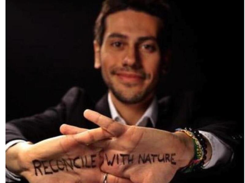 طارق العليمي هو مؤسس مشارك لشركة 3BL Associatesوهي"شركة استشارية لتقديم استشارات حول استراتيجيات الناس+كوكب الأرض"وهي لإعادة وضع تصور حول نظم الطاقة الأكثر استدامة.العليمي واحداً من بين 100 شخص في العالم يحصلون على شهادة متخصصة في مجال محاكاة الطبيعة