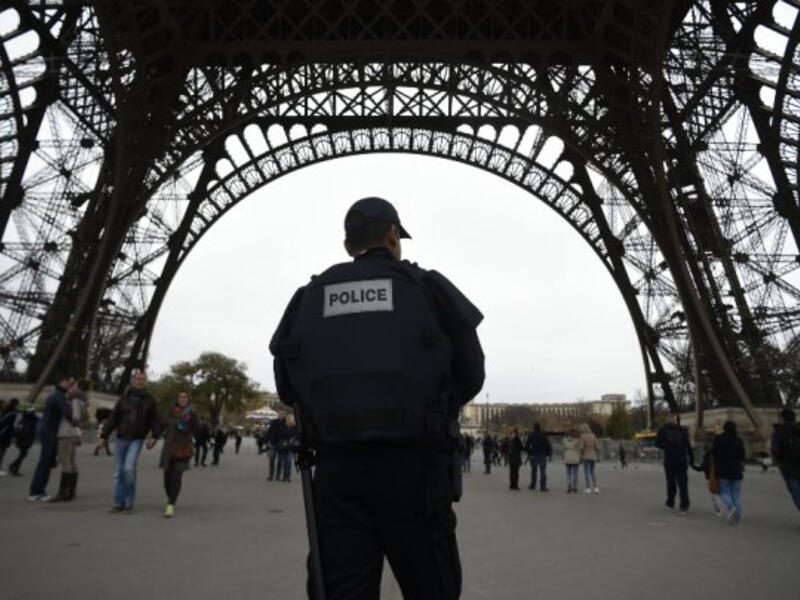 In France, police violence against journalists during demonstrations has been on the rise as a result of the state of emergency. Photographers report being attacked and prevented from doing their job by police. "The police do not want journalists to be witnesses of what they do," says France's journalist union general secretary. 