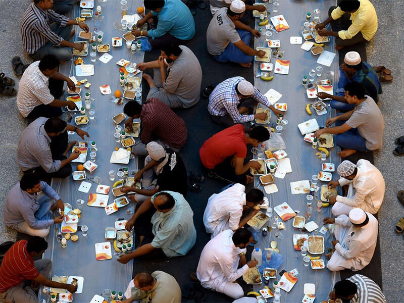 Following the maghreb prayer, Muslims gather later in the evening to enjoy the main meal, often shared with friends and family. It is a social event that usually starts with a lighter appetizer like a soup. In Saudi Arabia, one of the most popular appetizers is the Quaker soup, which is rich in oat fiber and can be made with chicken or lamb meat. 