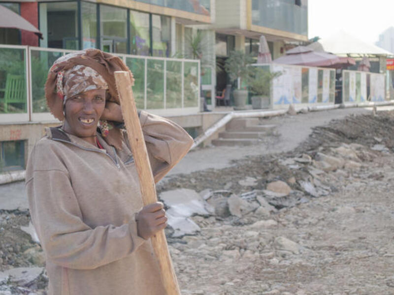 A woman works at a construction site in the Ethiopian capital Addis Ababa (Albawaba/J. Zach Hollo)