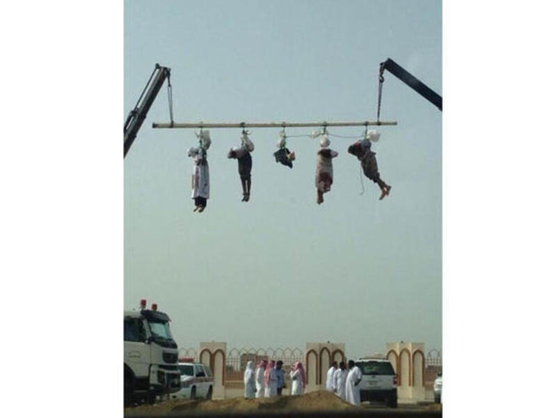 The five beheaded men were put on public display (Twitter / @Kamal070)