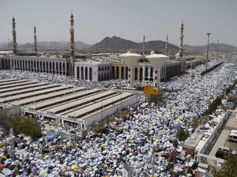Muslim pilgrims gather to perform noon and afternoon prayers at Namira Mosque in Mount Arafat, southeast of the Saudi holy city of Mecca. (AFP Photo/Mohammed Al-Shaikh)