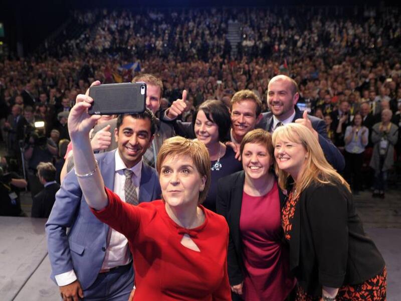 Politicians from the Scottish National Party take a selfie (AFP / File)