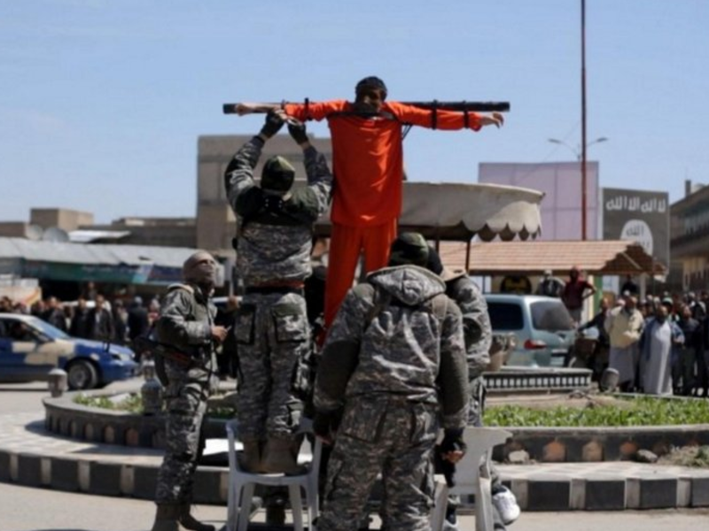 An alleged spy on Raqqa who was reportedly crucified by Daesh. (photo: Twitter/@Raqqa_SL)