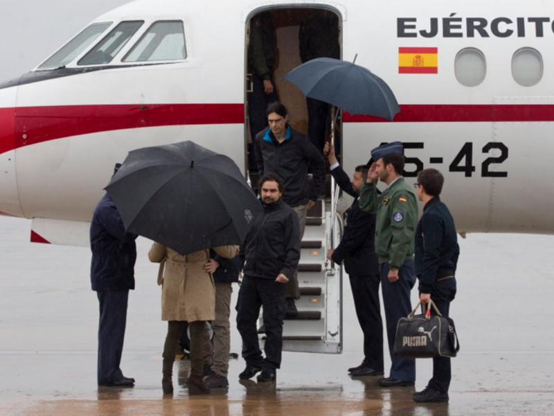 The Spanish journalists arriving home to Madrid today. (photo: Twitter/Mariano Rajoy Brey) 