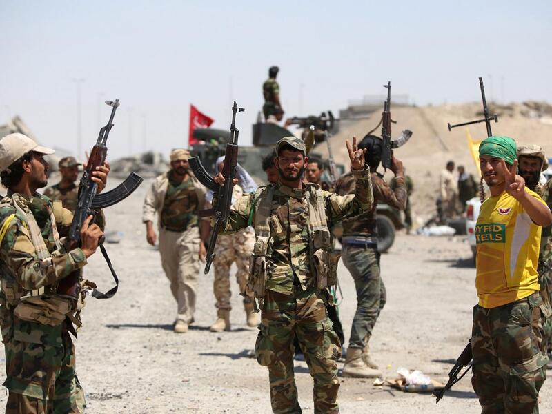 Shia militiamen prepare for an attack on Daesh in Fallujah in July, 2015. (AFP/File)