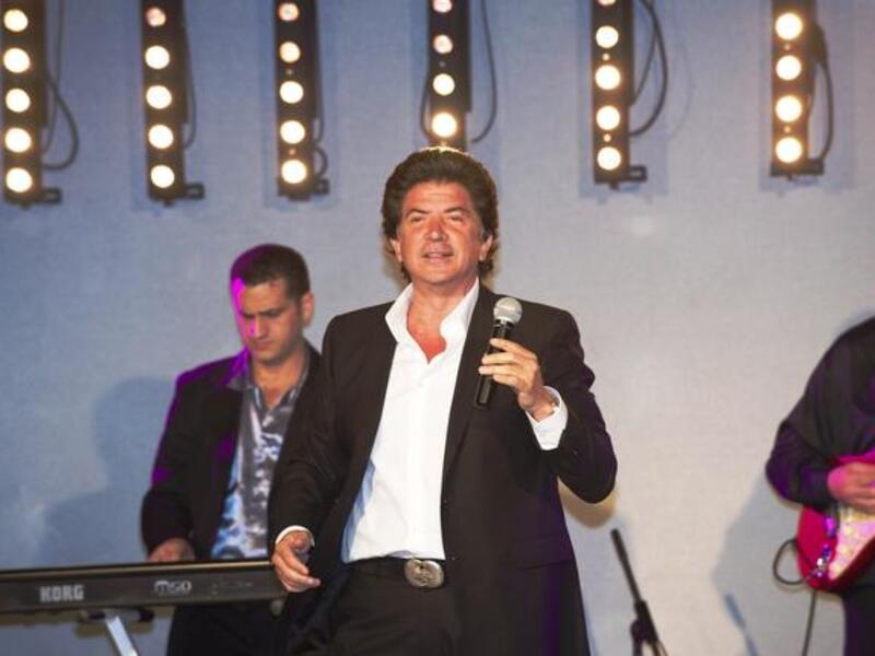 وليد توفيق يحول ليل كان الى نهار في حفلاته في فرنسا.