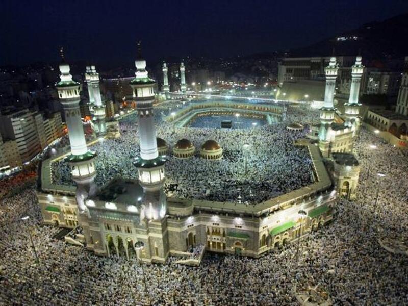 Amr Diab: The Egyptian face of modern Arabic pop music has declared his desire to perform Omrah rituals (a visit to the Holy
sites of Mecca & Medinah any
time of year, not designated as 'Hajj' season) at Ramadan time. He is reported to have 'made' Omrah during or just after
the holiest of months, in past years.
