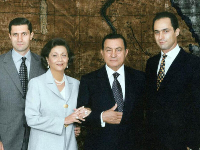 سوزان مبارك زوجة حسني مع عائلتها