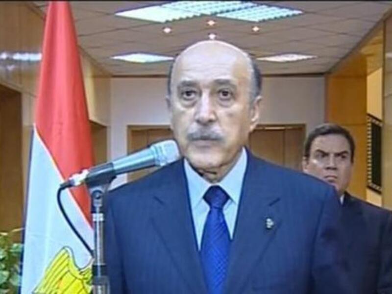 الراجل وراء عمر سليمان: هو الرجل الذي كان يقف خلف عمر سليمان في خطاب تنحي مبارك عن السلطة، حيث كانت تعابير وجهه شديد العبوس ملفتة للنظر.

 