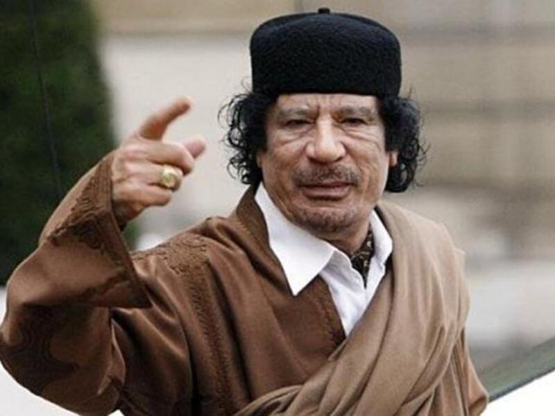 وفي اتصال هاتفي مع محطة طرابلس، قال القذافي يوم الاربعاء إن انسحابه من مقره في مجمع باب العزيزية كان "تحركا تكتيكيا" بعد أن تحول المجمع الى "طوب وحجارة" من جراء 64 غارة جوية لحلف شمال الاطلسي.