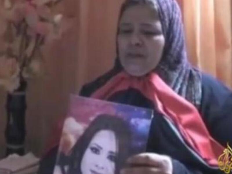 كشفت والدة العبيدي في حديثها للجزيرة أن مسؤولين ليبيين اتصلوا بها وساوموها لترجع ابنتها عن اتهامها للكتائب.