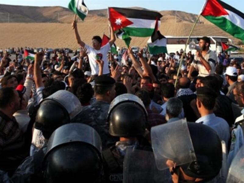 Jordan's East Bank flank- the Jordanian contingent of Palestinian refugees wage their raid on the borders. 6 injured by Jordanian police.
