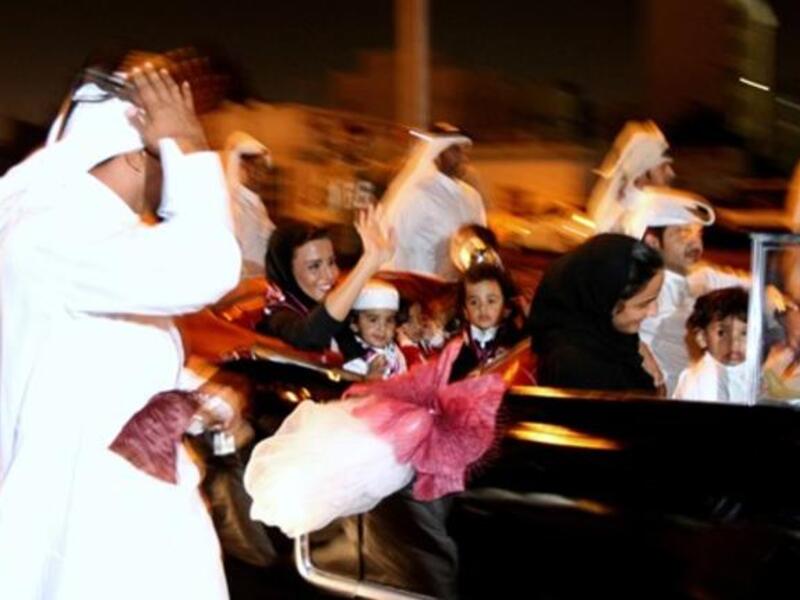صاحبة السمو الشيخة موزة بنت ناصر المسند حرم أمير قطر تحيي حشود المواطنين مع أحفادها بعد عودتها من زيورخ. 