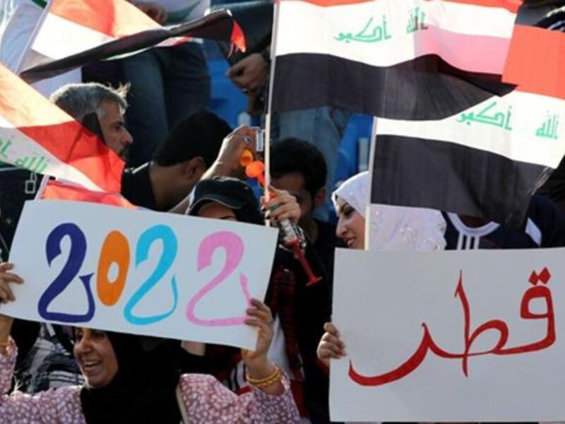 مشجعو المنتخب العراقي يظهرون دعمهم للملف القطري لتنظيم مونديال 2022 أثناء حضورهم المباراة نصف النهائية بين الكويت والعراق في عدن في اليمن. 