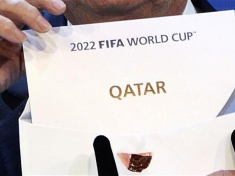 رئيس اللجنة الدولية للفيفا جوزيف بلاتر يفتح الظرف الذي يحوي نتيجة التصويت ليعلن عن استضافة قطر لكأس العالم عام 2022. 