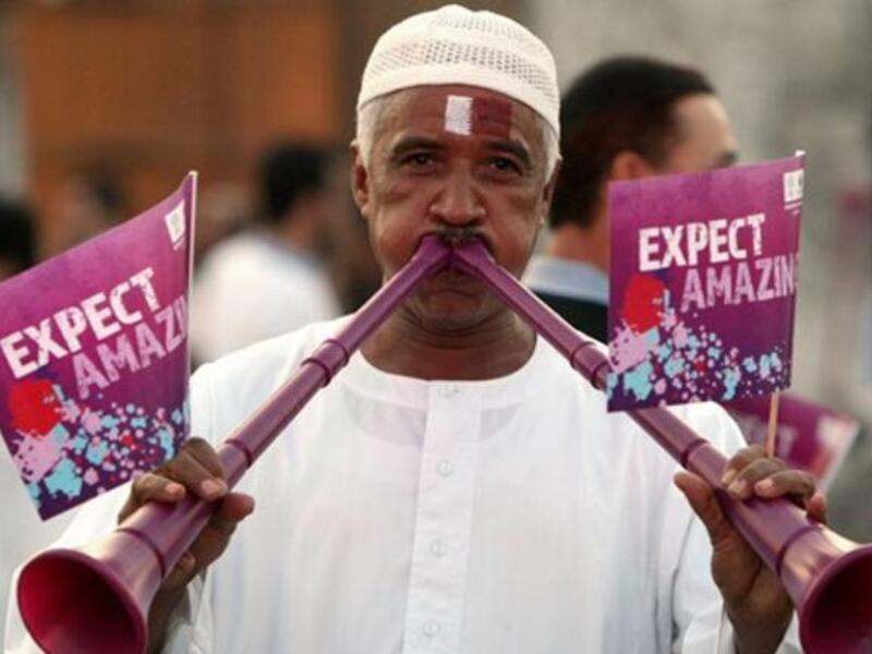 رجل قطري ينفخ في الفوفوزيلا في سوق الدوحة التراثي حيث تجمع الناس لمتابعة قرار الفيفا حول الدولة الني ستنظم مونديال 2022. 