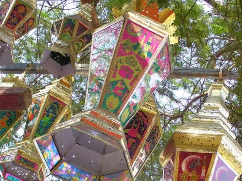 Ramadan lights: In countries like Egypt, lanterns are known to be a symbol of Ramadan. They are hung across the cities of Egypt, part
of an 800 year old tradition. While in Saudi Arabia, markets continue to operate uncharacteristically late. 