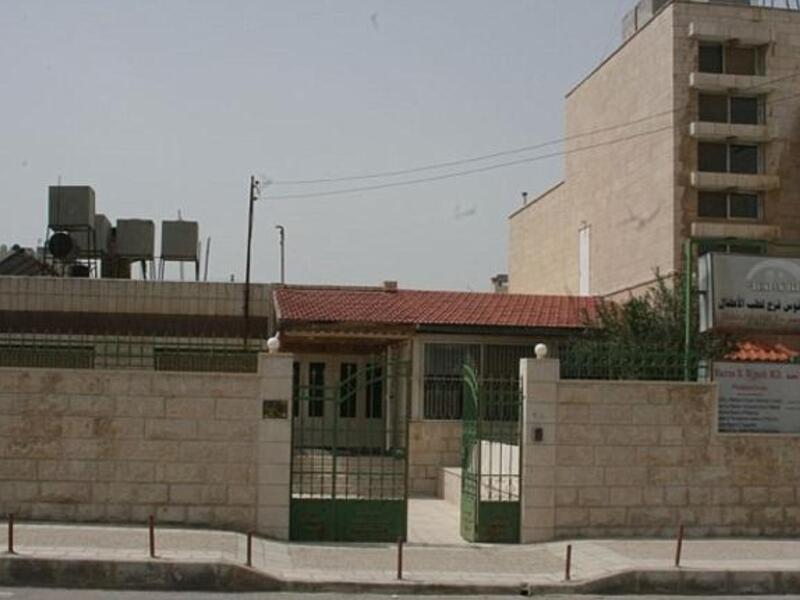 من منزل عادي في عمّان إلى قصر باكينغهام: عاشت كيت في هذا المنزل لمدة سنتين في منطقة أم أذينة وتحول المنزل الآن ليصبح مركزا لعلاج الأطفال.