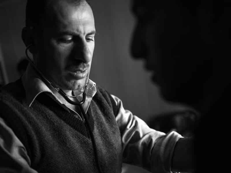 doctor works in camp (Photo UNHCR/ B. Sokol)