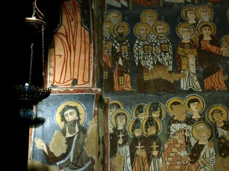  
المسيحية (١٠٪ تقريبا): يغلب عليها الروم الأرثوذكس والكاثوليك. ينقسم أتباعها بين تأييد الثورة وتأييد النظام، إلا أن هناك خوفًا عامًا من التعرض للاضطهاد في مرحلة ما بعد الأسد وهم الذين تمتعوا بحرية نسبية في زمن النظام ومنهم معارضون بارزون له.