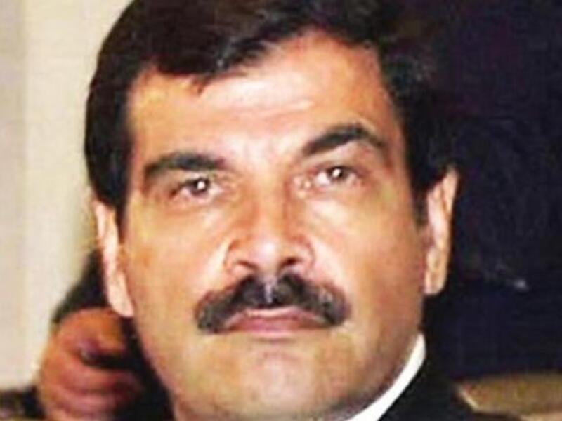 اللواء آصف شوكت هو زوج شقيقة بشار بشرى الأسد، ويعتقد ان عائلة شوكت متورطة في شبهات فساد خصوصا فيما يتعلق بسرقة الأموال العراقية.
