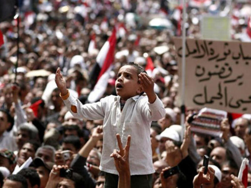 14 كانون الثاني:
في مسقط رأس الربيع العربي، يتطلع التونسيون إلى دستور جديد يتزامن مع الذكرى السنوية لانطلاق ثورتهم ثم إجراء انتخابات قبل نهاية عام 2014. وذلك رغم التشويش الذي رافق كتابة مسودة مشروع الدستور إثر توجيه تهديدات بالقتل لبعض المعارضين.