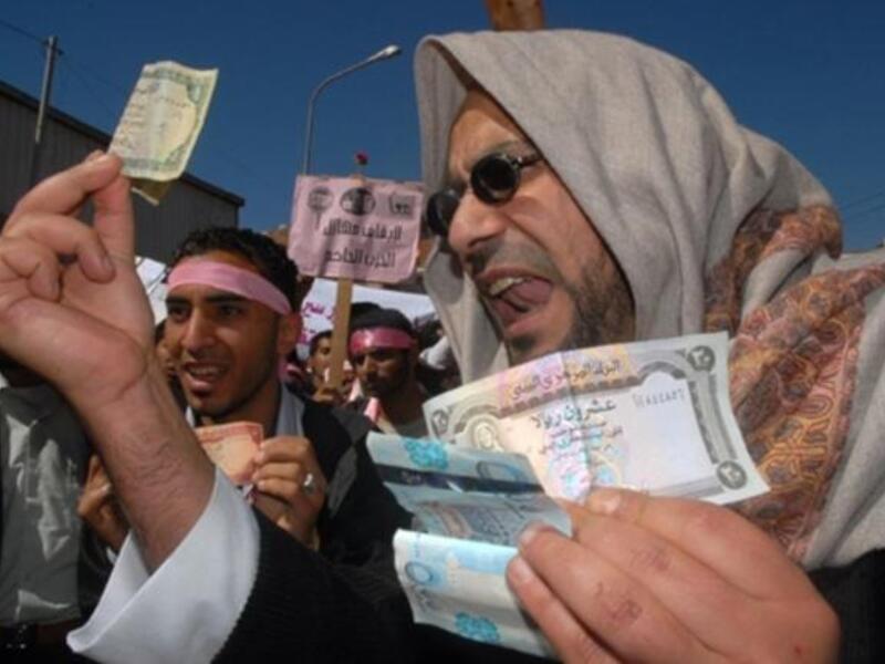 Placard reads: All together to stop the ruling party.
