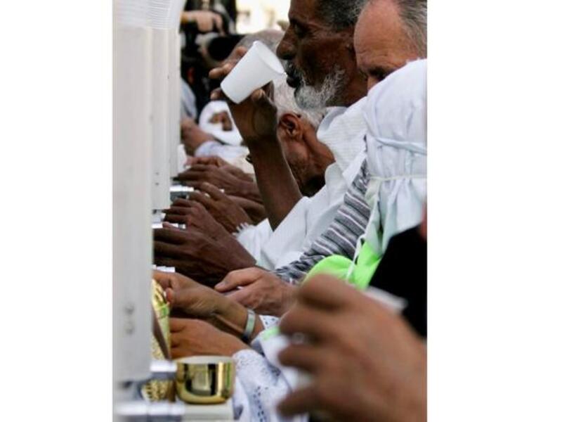 
يبلغ عمق البئر ٣٠ مترا وقطره بين ١،٠٨ إلى ٢،٦٦ مترا. توفر أوعية الشرب ماء زمزم في المسجد الحرام  قرب منطقة الطواف وكان للبئر فيما مضى حوضان: واحد للشرب والآخر للوضوء وما زال الحجاج يستخدمون بئر زمزم للغايتيين. 

