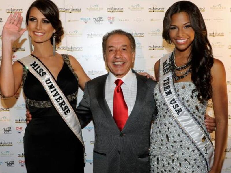 Farouk Shami between two beauties