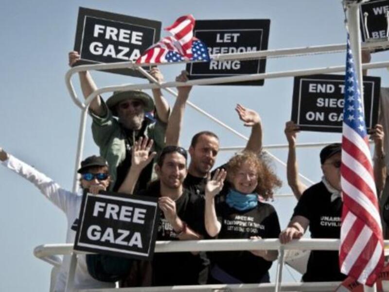 Still smiling, activists after 8/10 boats intercepted 2 weeks on from the sunny start. 2 remaining boats of aspiring
sea-farers, French ship the 'Dignity El Karameh' and the Swedish-Norwegian-Greek 'Juliano' still struggle, docked in the
Greek grip.