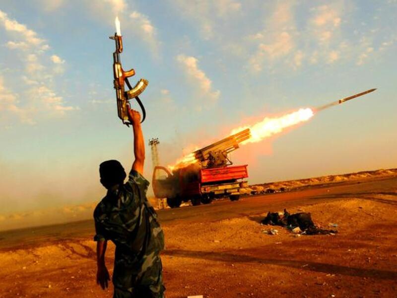 لطريق إلى طرابلس: الثوار الليبيون يعلنون اغتيال قائد أركانهم عبد الفتاح يونس في بنغازي بعد إعلانهم لنجاحات ساحقة؛ وفي ١٥ أغسطس، حث القذافي الشعب الليبي على مواجهة المعارضة التي تتقدم إلى طرابلس و"تطهير الأرض الليبية".
