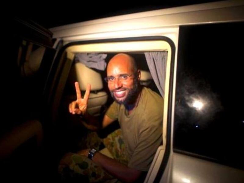 
٢٣ آب: ظهر سيف الإسلام القذافي ليفند كل الاشاعات وقال "الناتو اوقف البث الاذاعي وبث الفوضى وسرب عصابات المخربين الى داخل البلاد لخلق الشوشرة ، وان الشعب الليبي قصم العمود الفقري للجرذان". وختم حديثه: "طز بالمحكمة الدولية"!.