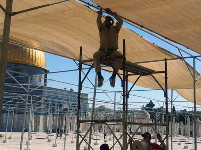 نصب مظلات في ساحة الأقصى من أجل المصلين 