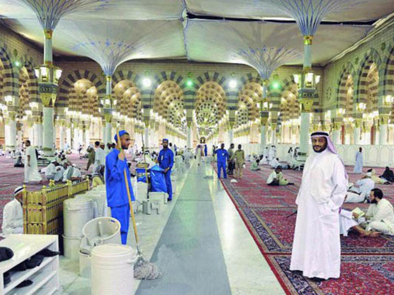 استعدادات تجهيز المسجد النبوي لرمضان تجري علي قدم وساق. 