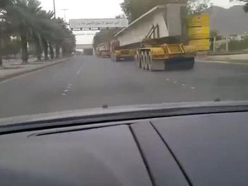 ولم يخلُ اليوتيوب السعودي من الإثارة والمغامرة، فقد عبر شاب بسيارته من تحت شاحنة، تحمل صبات أسمنتية ضخمة، في طريق المطار بالمدينة المنورة، ثم عاد وكرَّر العمل نفسه مع شاحنة أخرى تحمل أيضاً صبات أسمنتية ضخمة! في جرأة نادرة كبيرة أثارت مرتادي اليوتيوب.
