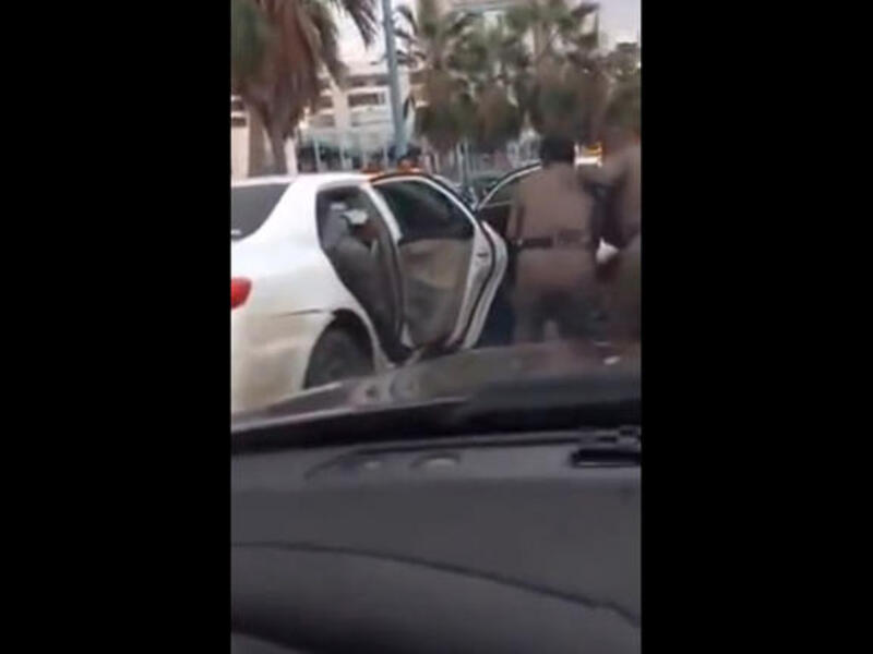 أثار مقطع فيديو تناقله مدونون ومغردون استياء عدد كبير من السعوديين، حيث يظهر ملاحقة دورية مرور لشخص مخالف وإيقافه بطريقة منافية لحقوق الإنسان وضربه وركله من قبل أحد الأفراد، مما جعل متابعين يطالبون الجهات المعنية بالتحقيق في ممارسات الشرطة ومعاقبتهم.