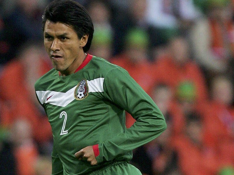 المدافع المكسيكي كلاوديو سواريز: شارك في 177 مباراة دولية ما بين عامي 1992 و2006 (13 عاماً و310 يوماً).