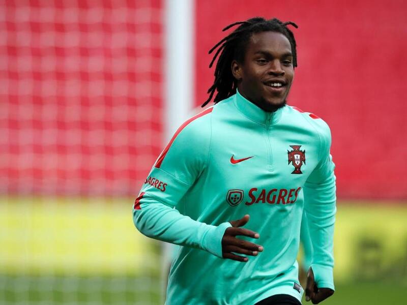 لاعب الوسط البرتغالي ريناتو سانشيس (18 عاماً): انتقل إلى بايرن ميونخ مؤخراً مقابل 35 مليون يورو قادماً من بنفيكا، يرشحه المراقبون لخلافة كريستيانو رونالدو، يتميز بانضباطه وقوته ومهارته في التمرير، إضافة لقدرته على تأدية أدوار دفاعية وهجومية.