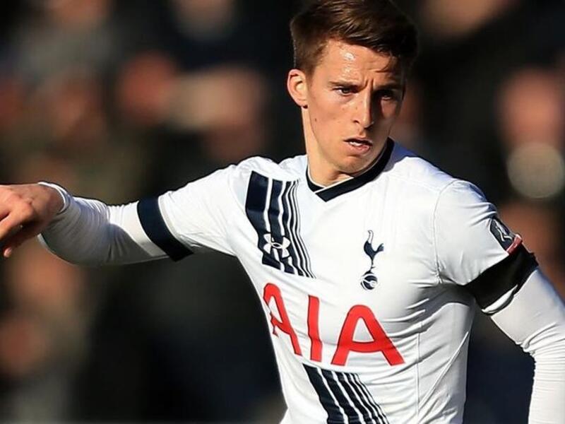 لاعب الوسط الإنجليزي توم كارول (توتنهام هوتسبير)