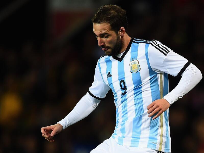 المهاجم الأرجنتيني غونزالو هيغواين: كان بإمكانه تمثيل فرنسا كونه ولد فيها، لكنه فضل لاحقاً الدفاع عن ألوان منتخب الأرجنتين (التانغو)