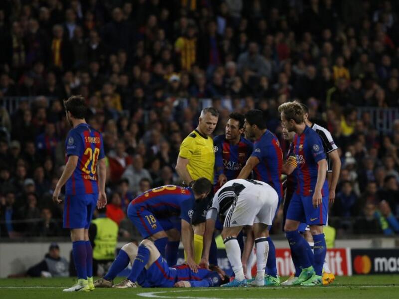 برشلونة 0-0 يوفنتوس: سقط ليونيل ميسي نجم البارسا أرضاً على وجهه نهاية الشوط الأول بعد احتكاك عنيف مع ميراليم بيانيتش في حادثة أثارت هلع جماهير فريقه والمتابعين على حد سواء، إلا أنه أكمل المواجهة لحسن الحظ.