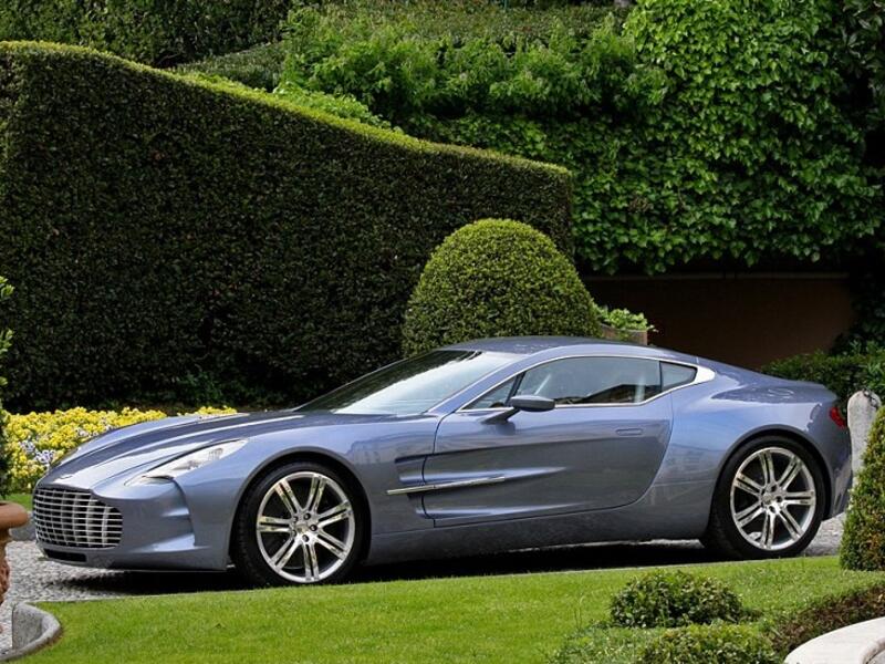 3- المهاجم الكاميروني سامويل إيتو: آستون مارتن ون-77 وسعرها مليون و250 ألف جنيه استرليني