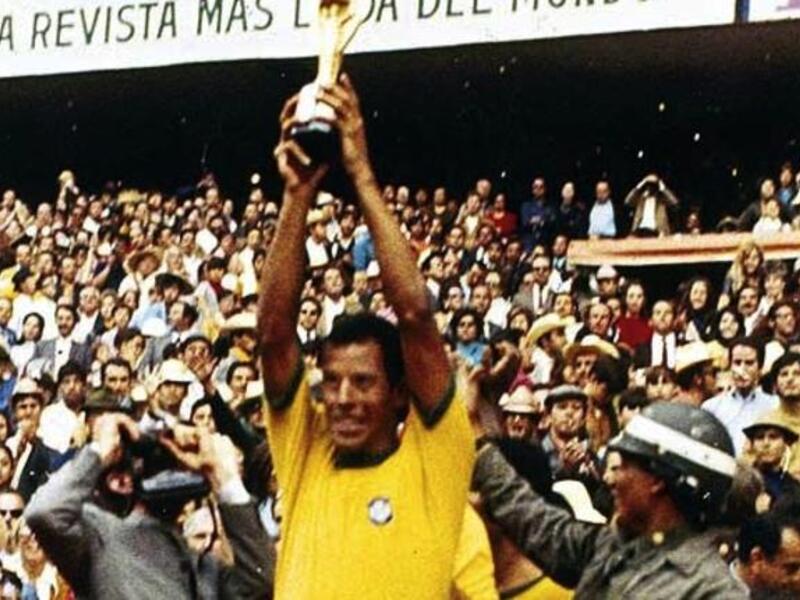 المدافع البرازيلي كارلوس ألبرتو توريس، فاز بكأس العالم 1970، يعتبر من بين أفضل المدافعين في التاريخ.