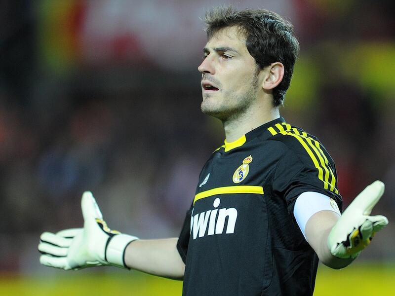 الحارس الإسباني إيكر كاسياس: أسطورة وقائد ريال مدريد ومنتخب بلاده في حراسة المرمى، جمعته علاقة متوترة بمورينيو الذي أشرك البديل أنتونيو آدان على حسابه في البداية قبل أن يتعاقد مع دييغو لوبيز الذي بات أساسياً على حسابه بهدف تحييد دور "القديس" في النادي.